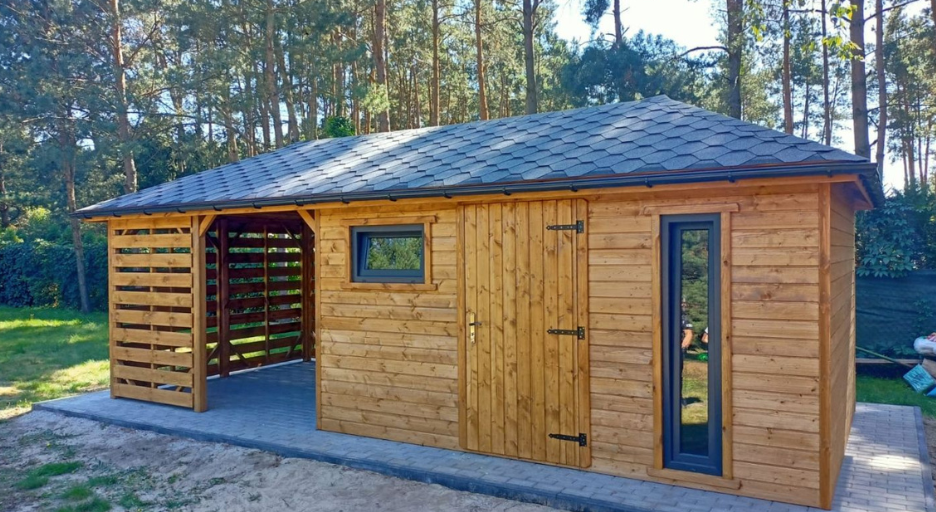 Domek narzedziowy z altana jako przestrzen do pracy i wypoczynku