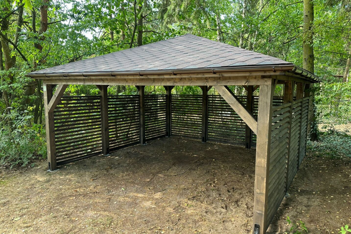 Jak zabezpieczyc slupy wiaty samochodowej przed woda sola i blotem ALTLAND