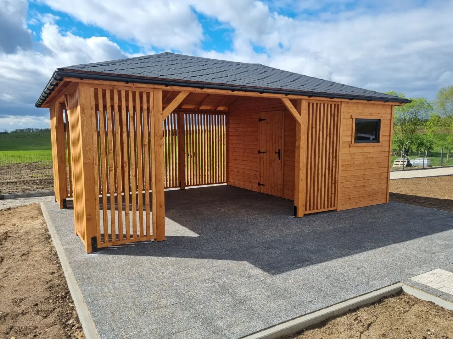 altana z lamelami i domkiem na narzedzia maciek 4x7m