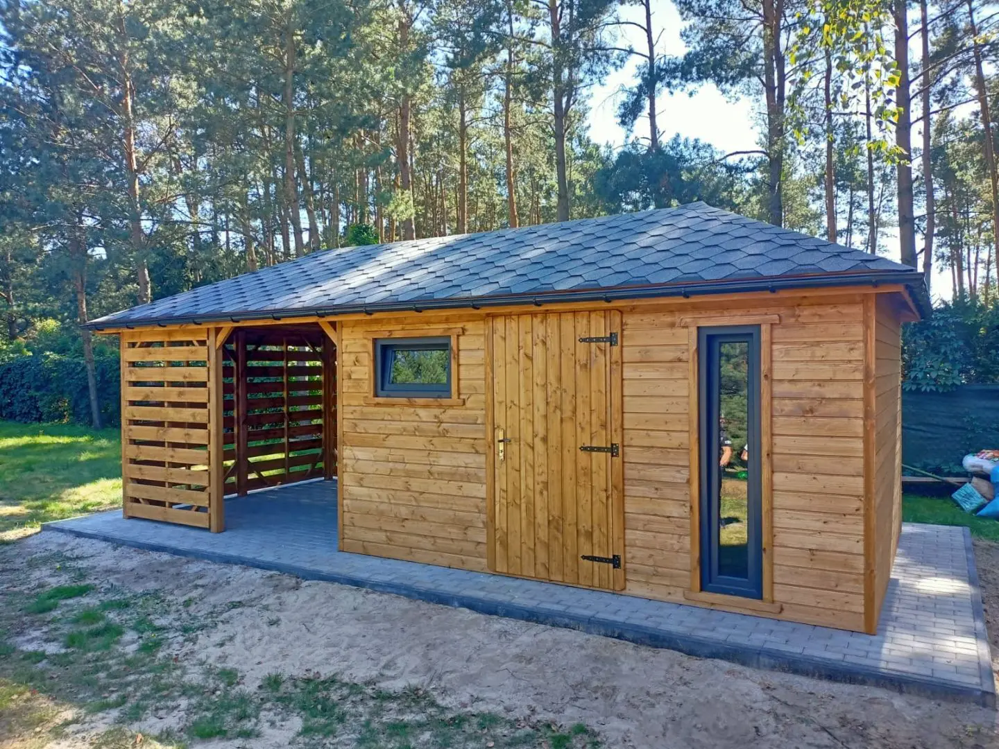 Drewniany domek ogrodowy na narzędzia z oknem 3x7 m