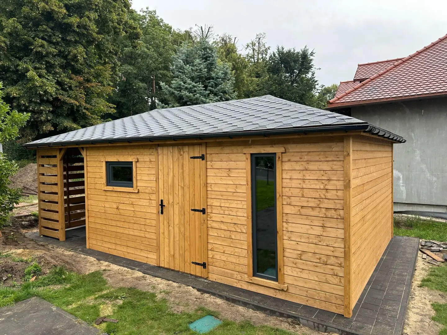 Nowoczesny drewniany domek ogrodowy