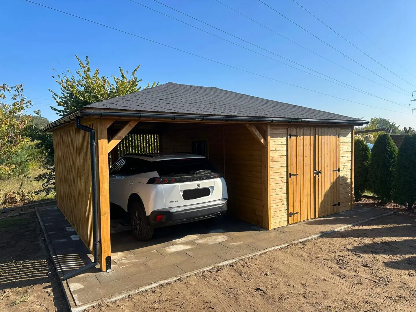 Wiata na samochód z domkiem gospodarczym