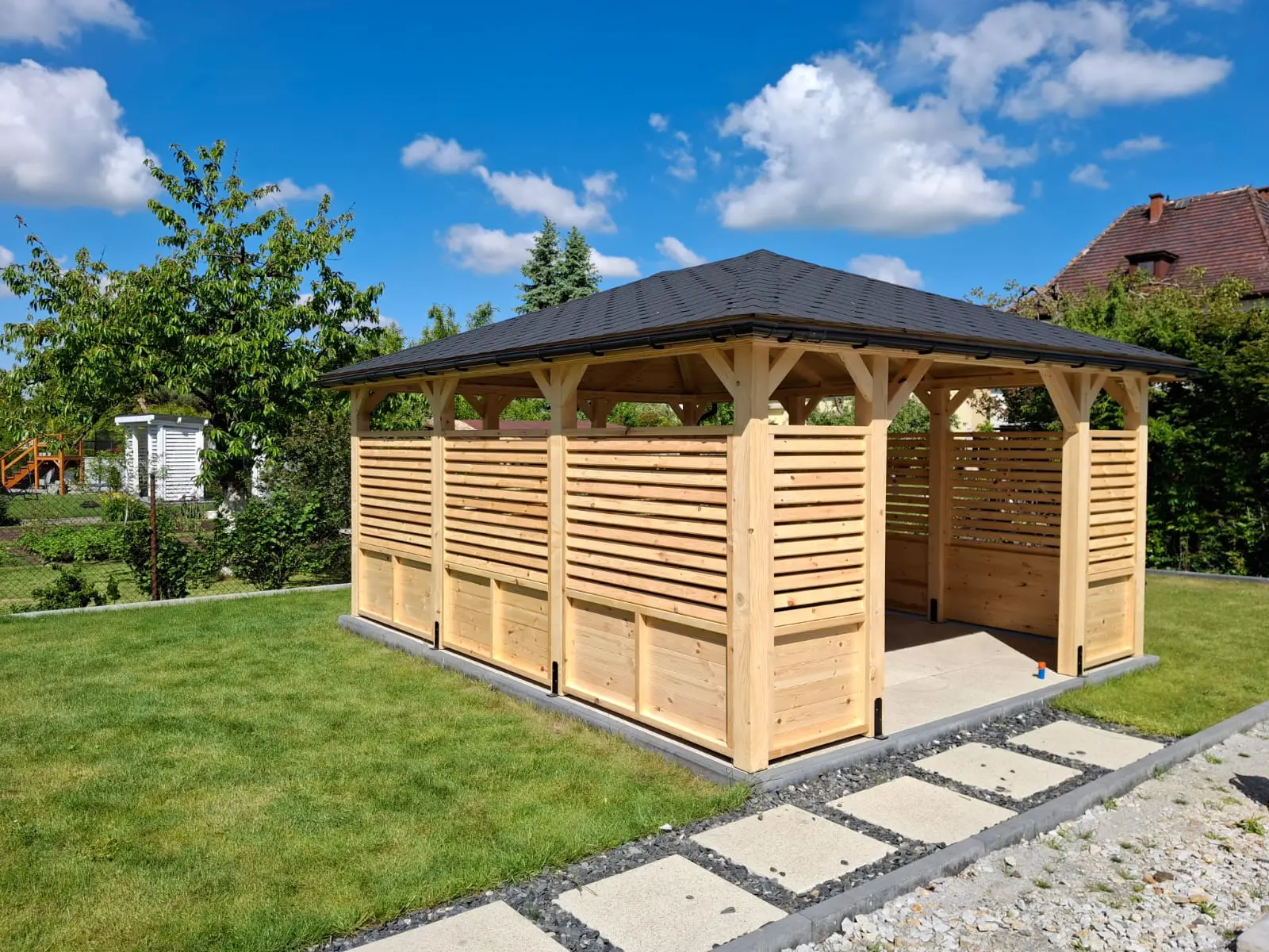 Altanka ogrodowa ustawiona w przydomowym ogrodzie