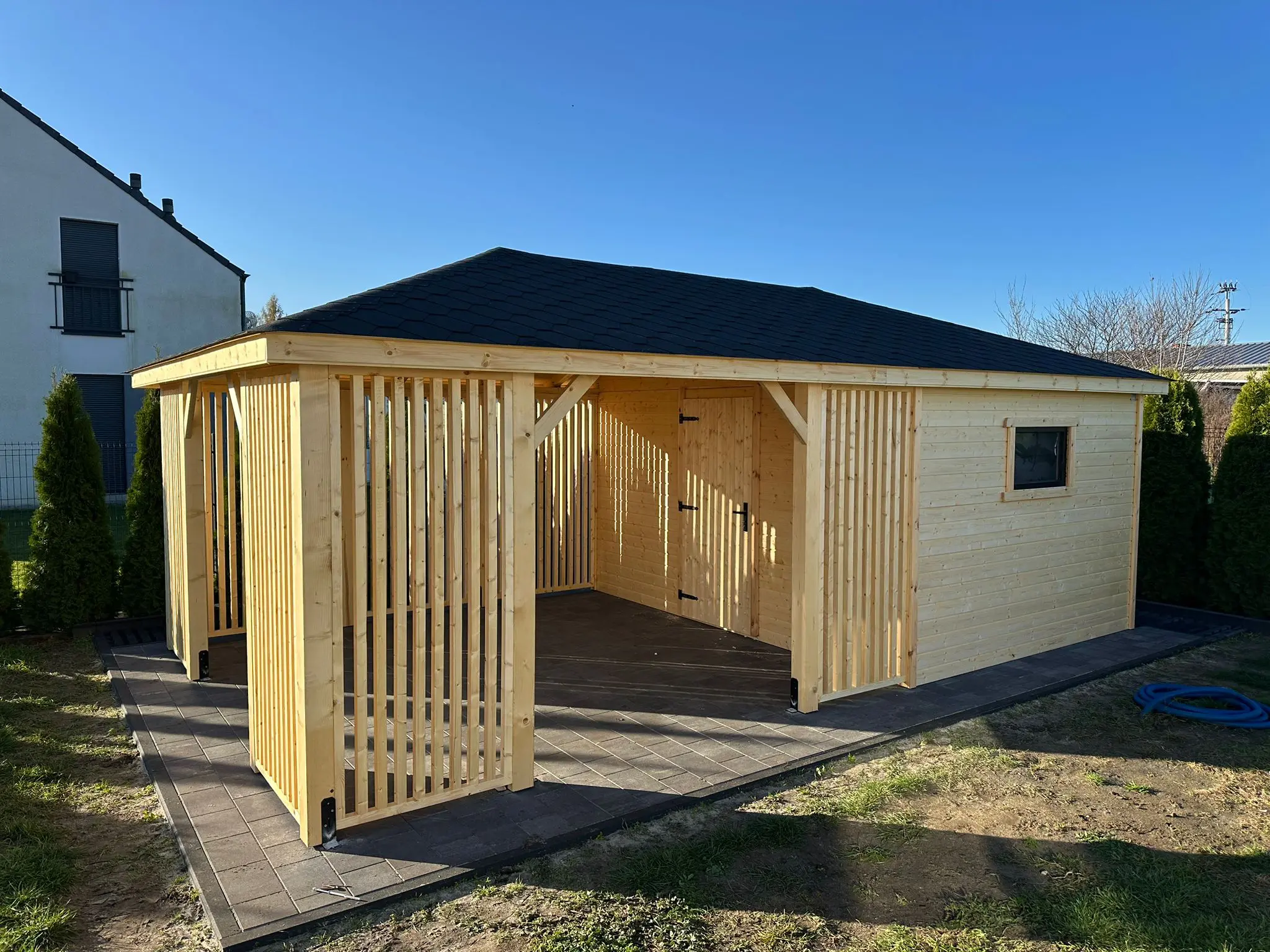 nowoczesny domek z altana