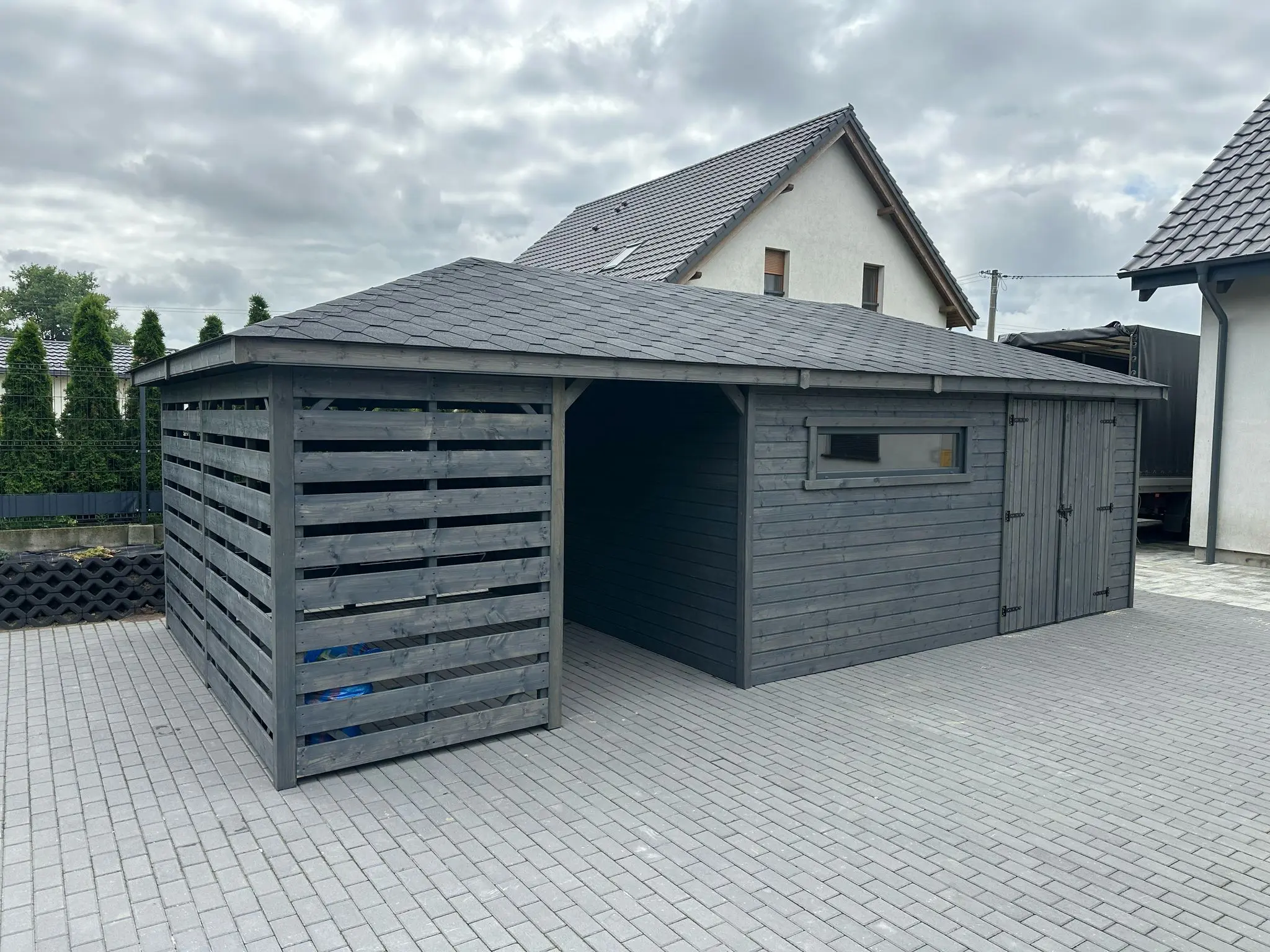 Szopa na narzędzia ogrodowe z drewna z altaną