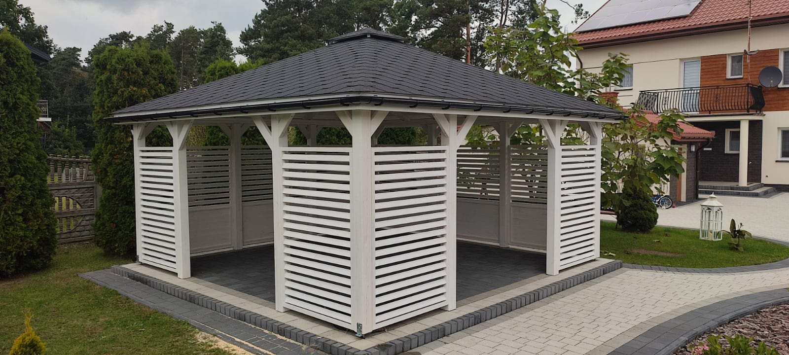 5 praktycznych wskazowek jak zadbac o drewniana altane by sluzyla latami