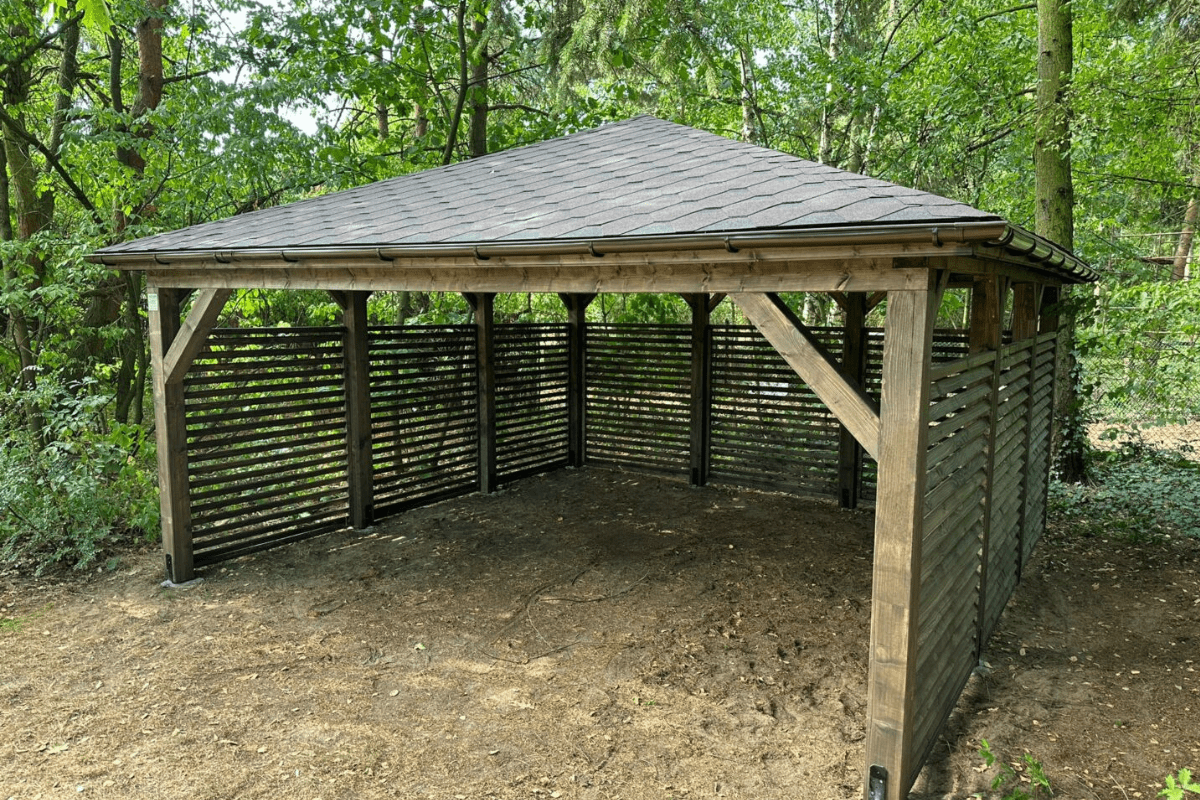 Jak zabezpieczyc slupy wiaty samochodowej przed woda sola i blotem ALTLAND